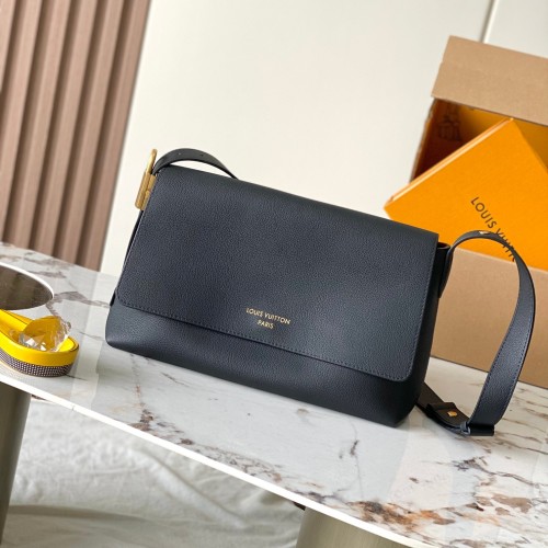 LV 루이비통 Low Key Messenger