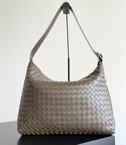BOTTEGA VENETA 보테가 베네타 Traveler (Medium)