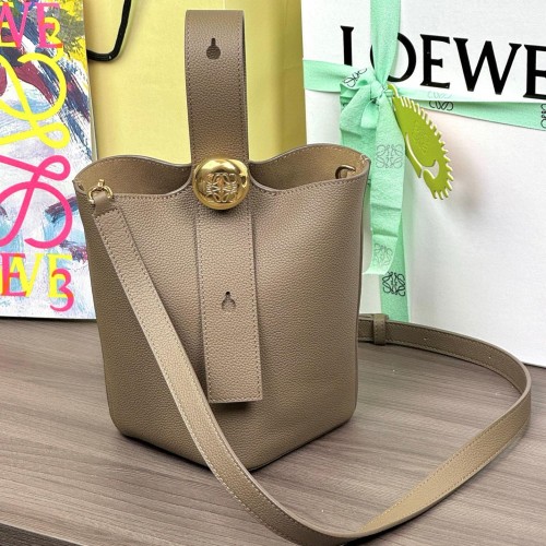Loewe 로에베 Pebble Bucket (Mini)