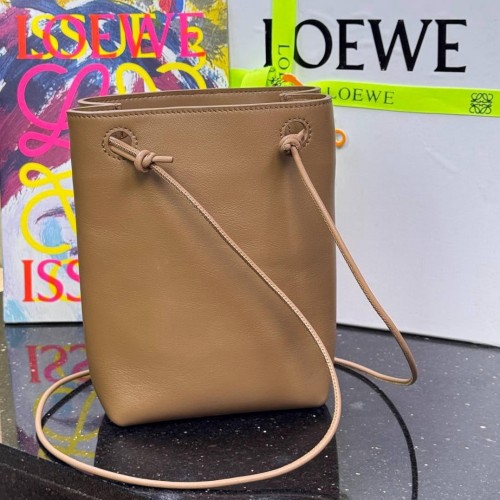 Loewe 로에베 Pebble Pouch